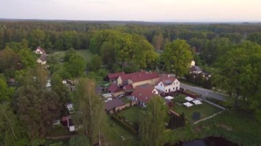 Stankov Potok Gölü, 2023 yazında Çek Cumhuriyeti 'nde akşam batımında 4K insansız hava aracı ile ters uçuyor..