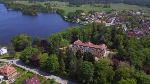 チェコ共和国 2023年の夏の日の湖の農村部の村Chlum 4Kハード映画の映像 — ストック動画