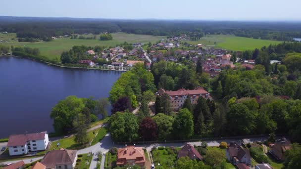 チェコ共和国の湖の農村部の村Chlumヨーロッパ 20日の夏の日パノラマの概要ドローン4K Hudシネマティック映像 — ストック動画