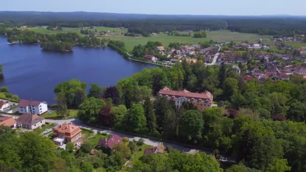 チェコ共和国の湖の農村Chlumヨーロッパ 20の夏の日パノラマ軌道ドローン4K Hudシネマティック映像 — ストック動画