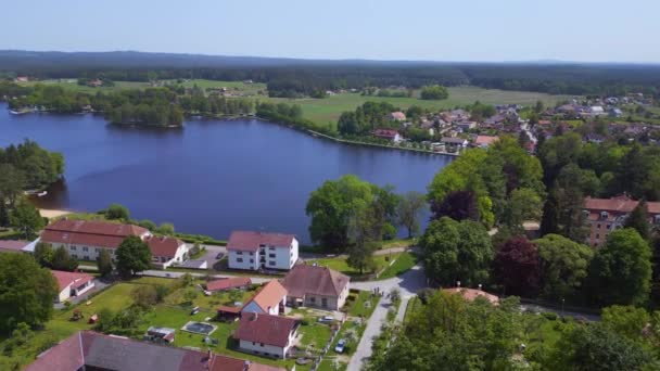 チェコ共和国の湖の農村部の村Chlumヨーロッパ 20の夏の日ドローンを左に回転 Uhdシネマティック映像 — ストック動画