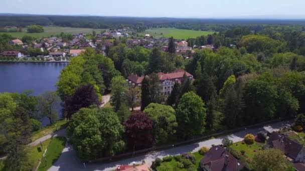 チェコ共和国の湖の農村チュルム ヨーロッパ 20の夏の日広い軌道の概要ドローン4K Uhdシネマティック映像 — ストック動画