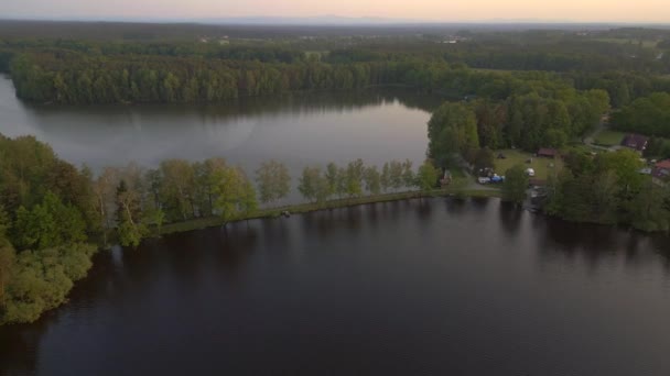 village Stankov lac potok au coucher du soleil du soir en République tchèque, été 2023. survol drone 4K uhd séquences cinématographiques.