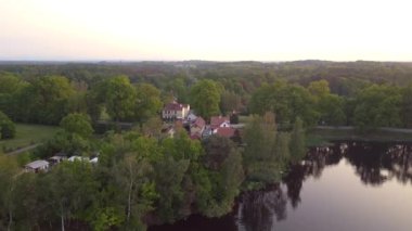 Stankov Potok Gölü, Çek Cumhuriyeti 'nde akşam batımında, 2023 yazında 4K sinemasının yukarısında..