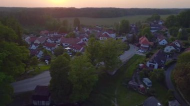 Stankov Potok Gölü, 2023 yazında Çek Cumhuriyeti 'nde akşam batımında. İHA 4K' dan iniyor. Sinematik görüntüler..