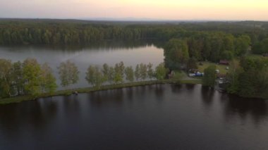 Stankov Potok Gölü, 2023 yazında Çek Cumhuriyeti 'nde gün batımında 4K insansız hava aracı 4K sineması görüntülerini izledi..