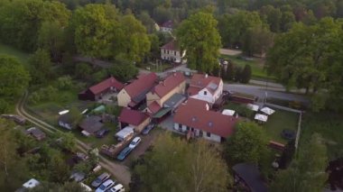 Stankov Potok Gölü, 2023 yazında Çek Cumhuriyeti 'nde gün batımında 4K insansız hava aracı yörüngesinde. Sinematik görüntüler..