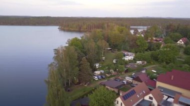 Stankov Potok Gölü, 2023 yazının akşamüstü Çek Cumhuriyeti 'nde. 4K insansız hava aracı. Sinematik görüntüler..