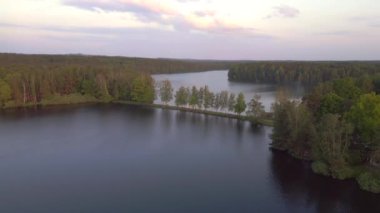 Stankov Potok Gölü, 2023 yazının akşamüstü Çek Cumhuriyeti 'nde. Hava aracı 4K' nın yörüngesinde. Sinematik görüntüler..