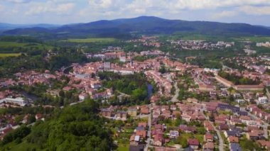 Mountain Overview Hill Town Panorama, Krumlov Çek Cumhuriyeti Yaz 2023 İHA 4K Sinema.