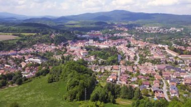 Mountain Overview Hill Town Panorama, Krumlov Çek Cumhuriyeti Yaz 2023 Panorama İnsansız Hava Aracı 4K Sineması.