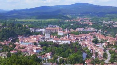 Mountain Overview Hill Town Panorama, Krumlov Çek Cumhuriyeti Yaz 2023 İHA 4K İniş Aracı.