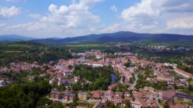 Mountain Overview Hill Town Panorama, Krumlov Çek Cumhuriyeti Yaz 2023 İHA 4K Sinema Artıyor.