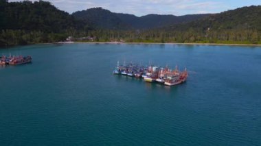 Körfez gölüne demir atan tekneler, Ko Kut Ao Phrao Sahili, Tayland 2022 İHA 4K Sinema..