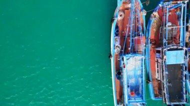 Körfez lagünündeki tekneler, Ko Kut Ao Phrao Sahili, Tayland 2022 dikey kuş bakışı İHA 4K Sinematik.