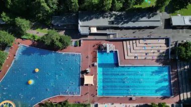 Halka açık yüzme havuzu insülancısı, Berlin şehri Yaz günü 2023 İHA 4K Sineması 'nı yukarı eğ.