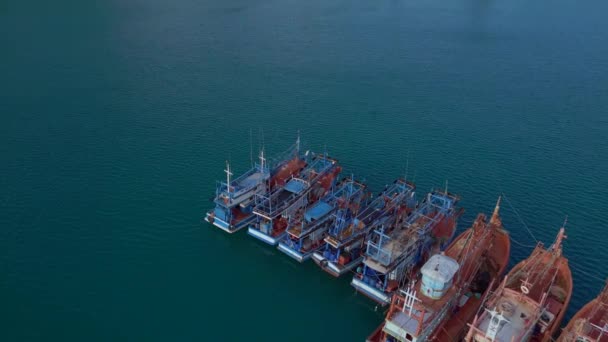 Hajók Horgonyzó Öbölben Lagúna Sziget Kut Phrao Strand Thaiföld 2022 — Stock videók