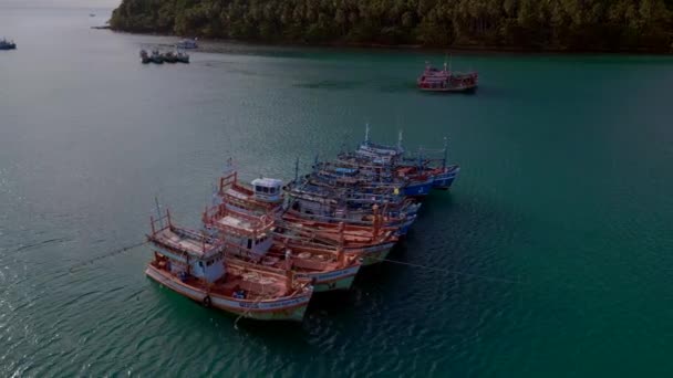 Hajók Horgonyzó Öbölben Lagúna Sziget Kut Phrao Strand Thaiföld 2022 — Stock videók