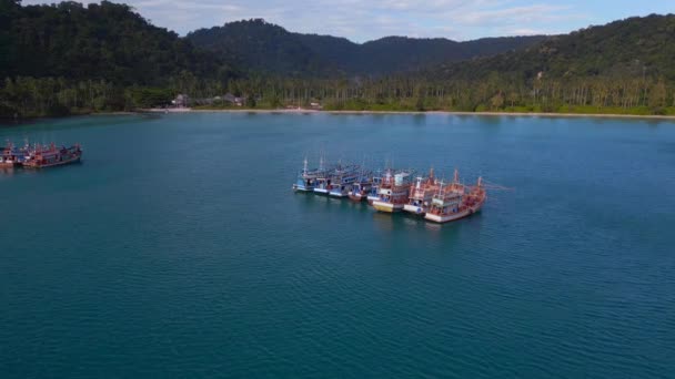 Lodě Kotvení Zátoce Laguny Ostrov Kut Phrao Pláž Thajsko 2022 — Stock video