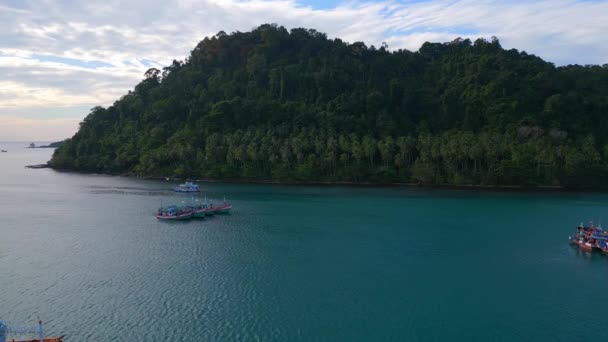 Σκάφη Αγκυροβόληση Στη Λιμνοθάλασσα Κόλπο Νησί Kut Phrao Παραλία Ταϊλάνδη — Αρχείο Βίντεο