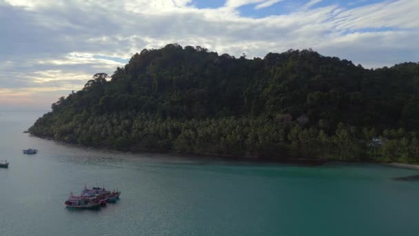 Barche Ancorate Nella Laguna Baia Isola Kut Phrao Spiaggia Thailandia — Video Stock