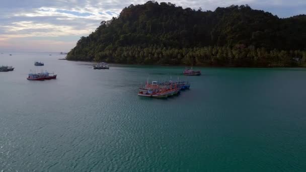泰国Ko Kut Phrao岛海滩海湾泻湖中停泊的船只2022号 — 图库视频影像