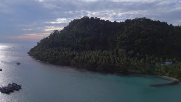 Σκάφη Αγκυροβόληση Στη Λιμνοθάλασσα Κόλπο Νησί Kut Phrao Παραλία Ταϊλάνδη — Αρχείο Βίντεο