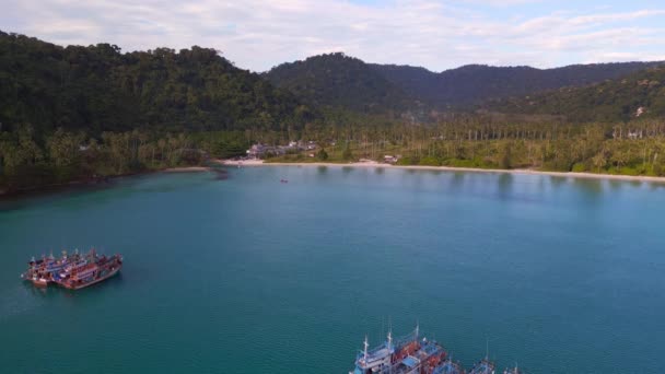 ベイラグーンに停泊中のボート 島Ko Kut Phraoビーチ タイ2022 パノラマの概要ドローン Cinematic — ストック動画