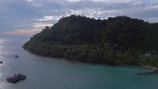 泰国Ko Kut Phrao岛海滩海湾泻湖停泊的船只 全景概览无人驾驶4K电影 — 图库视频影像