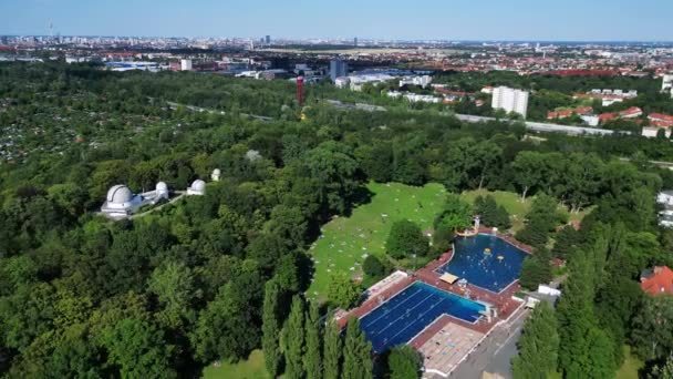 Schwimmbad Insulaner Stadt Berlin Deutschland Sommertag 2023 Fly Reverse Drone — Stockvideo