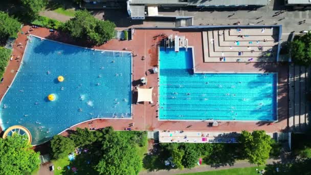 2023年夏季德国柏林市民游泳池2023年夏季垂直鸟瞰无人驾驶4K电影 — 图库视频影像