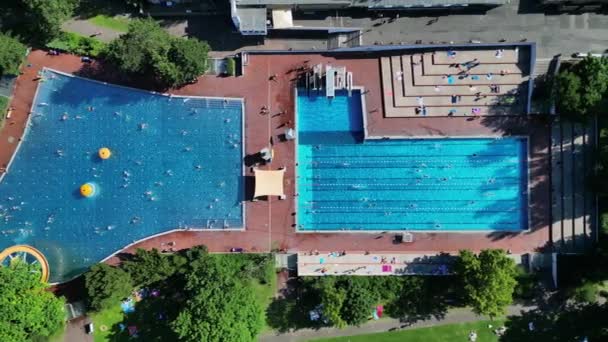 Schwimmbad Insulaner Stadt Berlin Deutschland Sommertag 2023 Vertikale Vogelperspektive Drohne — Stockvideo