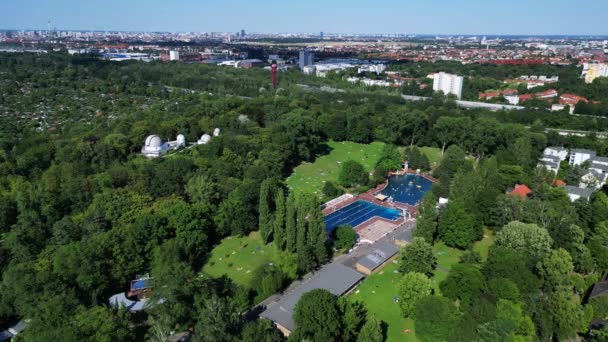 Schwimmbad Insulaner Stadt Berlin Deutschland Sommertag 2023 Panorama Übersicht Drohne — Stockvideo