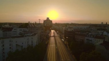 Günbatımı güneşi, Berlin kenti çevre yolu köprüsü Avrupa 'da Alman otoyolu kavşağı, 2023 yaz günü panorama insansız hava aracı 4K sineması. 