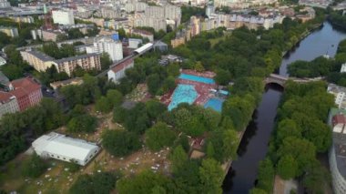 Kalabalık halka açık yüzme havuzu Prinzenbad, Berlin Yaz Günü 2023 İHA 4K Sineması 'nı kaldırdı..