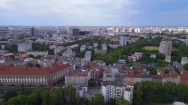 Berlin 'deki TV kulesi. Almanya Yaz günü 2023 rotasyonu sağ İHA 4K Sinemasına.