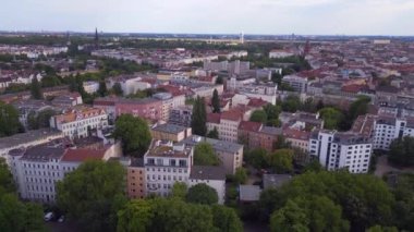 Panorama Yaz Şehri Berlin Kreuzberg. Berlin şehri Almanya Yaz Günü 2023 Panorama İnsansız Hava Aracı 4K Sineması.