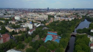 Kalabalık bir yüzme havuzu olan Prinzenbad, Berlin Yaz Günü 2023, Panorama 4K insansız hava aracı..