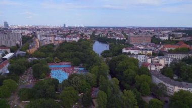 Kalabalık halka açık yüzme havuzu Prinzenbad, Berlin şehri yaz günü 2023 statik tripod 4K sineması üzerine toplandı..