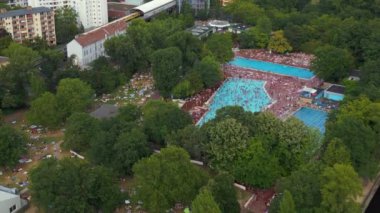 Kalabalık bir yüzme havuzu olan Prinzenbad, Berlin Yaz Günü 2023 İHA 4K sineması yükseliyor..