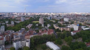 Kalabalık bir yüzme havuzu olan Prinzenbad, Berlin Yaz Günü 2023 İHA 4K 'dan iniyor..