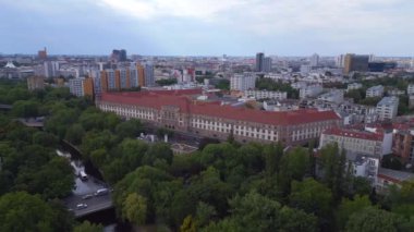 TV Kulesi Alman Patent Ofis Şehri Berlin Yaz Günü 2023 rotasyonu sağ İHA 4K Sinemacılık.