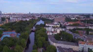Kalabalık halka açık yüzme havuzu Prinzenbad, Berlin Yaz Günü 2023 'te sol İHA 4K sinemasına kayan patlama..