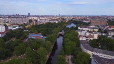 Kalabalık bir yüzme havuzu olan Prinzenbad, Berlin Yaz Günü 2023 İHA 4K 'dan iniyor..