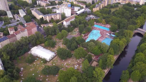 Overvol Openbaar Zwembad Prinzenbad Stad Berlijn Duitsland Zomerdag 2023 Dalende — Stockvideo