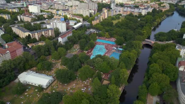 사람들로 붐비는 수영장 Prinzenbad 대기하고 베를린 2023 — 비디오