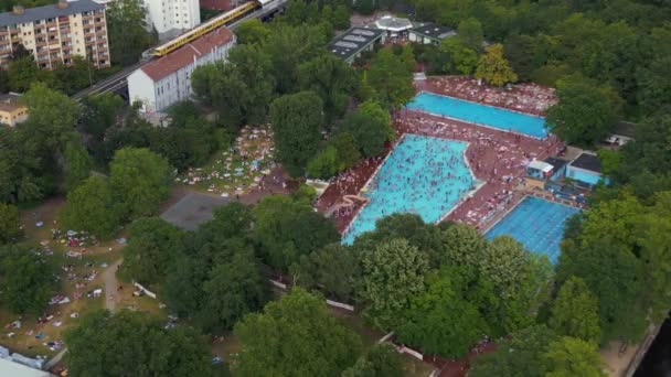 Packed Crowded Public Swimming Pool Prinzenbad City Berlin Germany Summer — Stock video