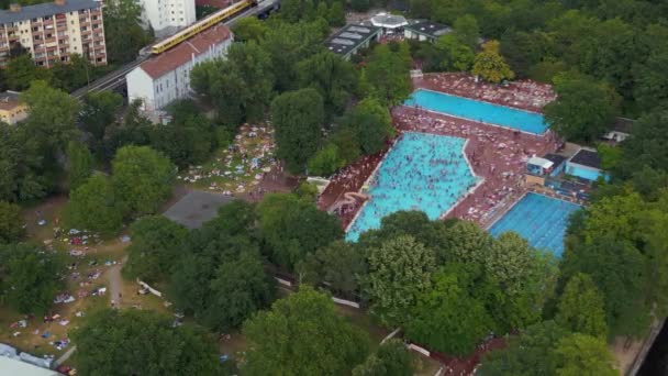Embalado Sobre Piscina Pública Lotada Prinzenbad Cidade Berlim Alemanha Summer — Vídeo de Stock