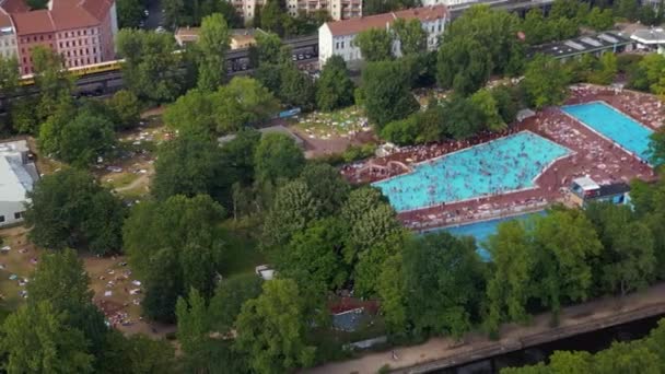 Packad Över Trångt Offentlig Pool Prinzenbad Stad Berlin Tyskland Sommardag — Stockvideo
