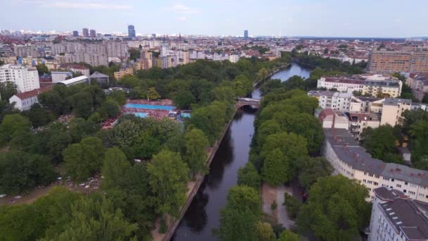 Kalabalık Halka Açık Yüzme Havuzu Prinzenbad Berlin Yaz Günü 2023 — Stok video